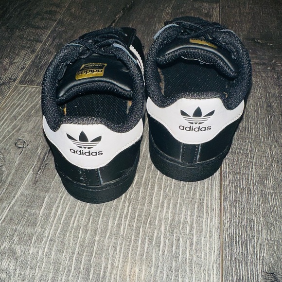 Adidas Superstars Toddler Boy Sneakers Shoes - Picture 5 of 6